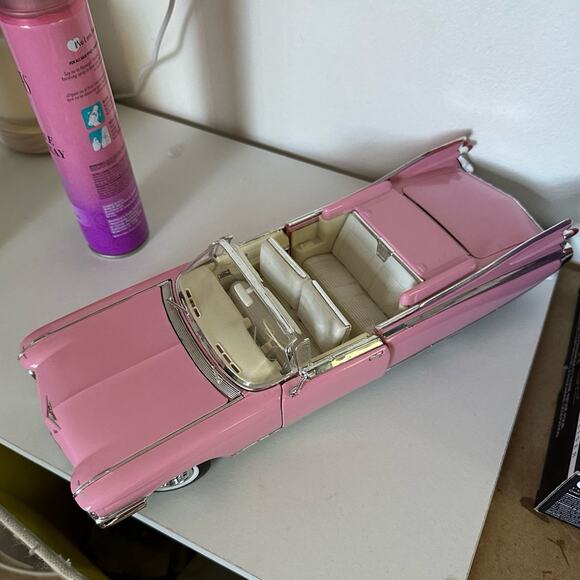 1/18 SCALE DIECAST 1959 CADILLAC ELDORADO BARITZ CABRIOLET IN PINK BY MAISTO. - Picture 2 of 2